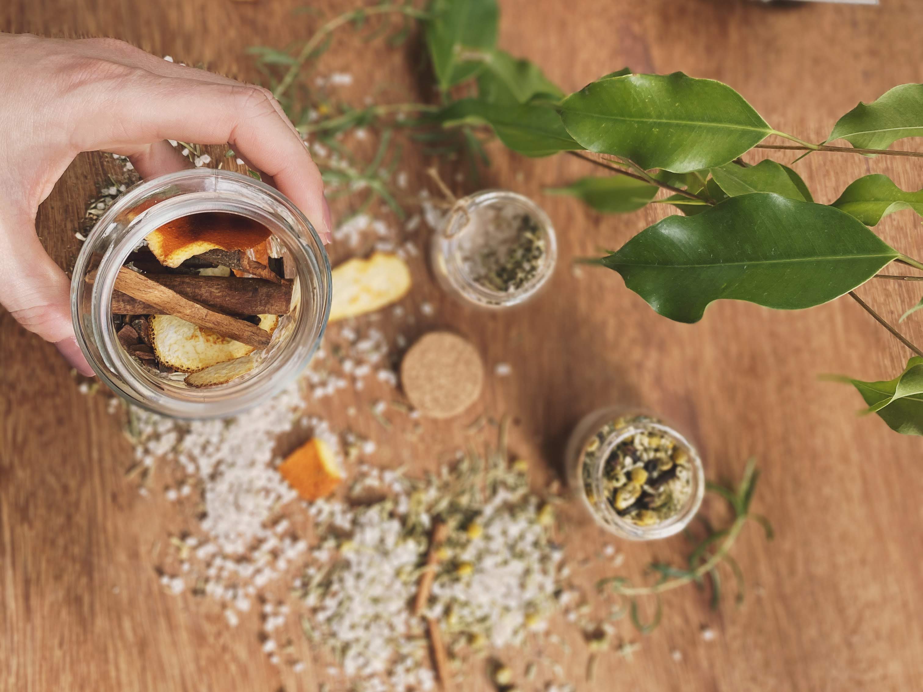 Plantas medicinais em vidraria de manipulação