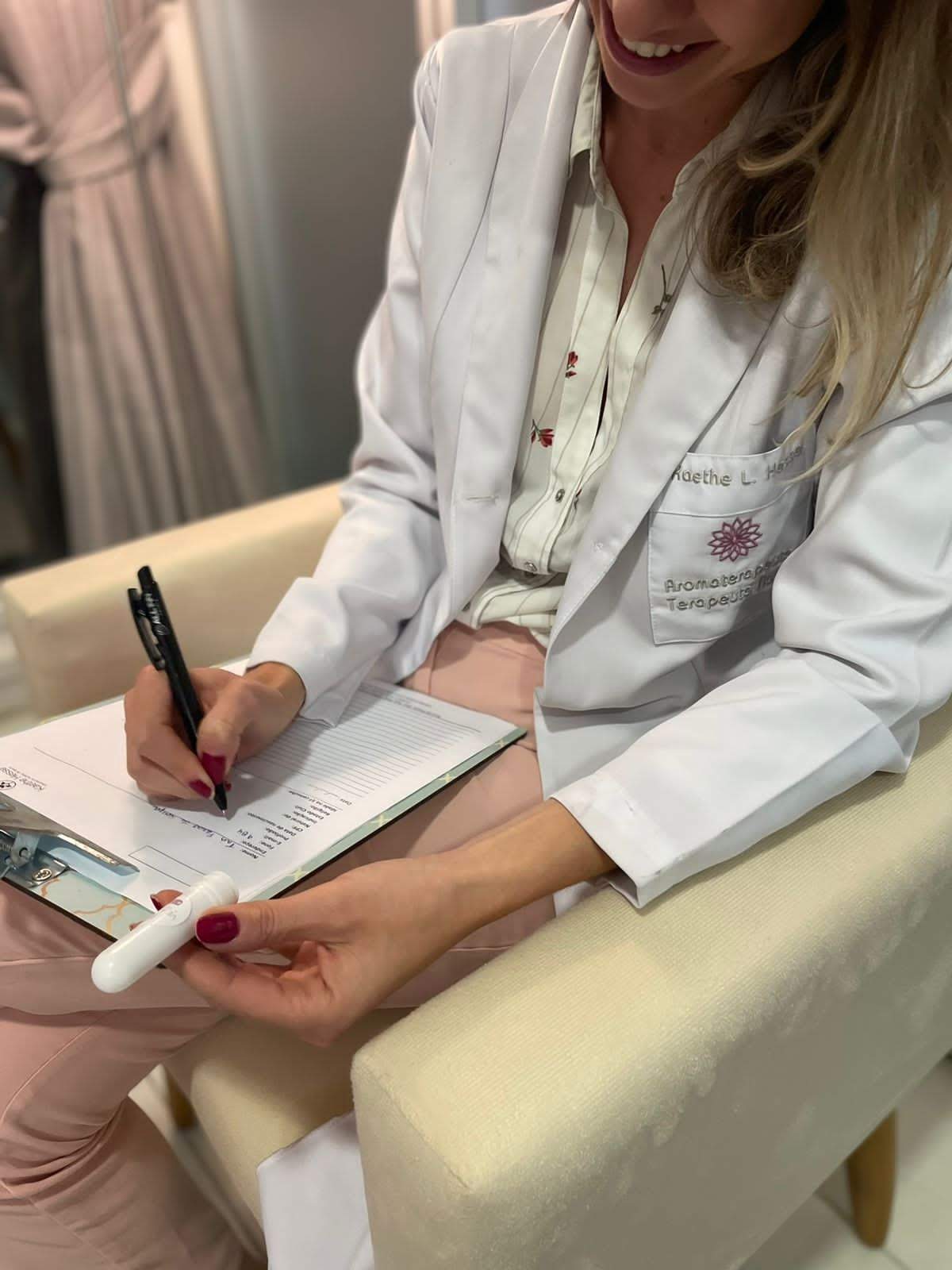 Kaethe elaborando uma prescrição personalizada