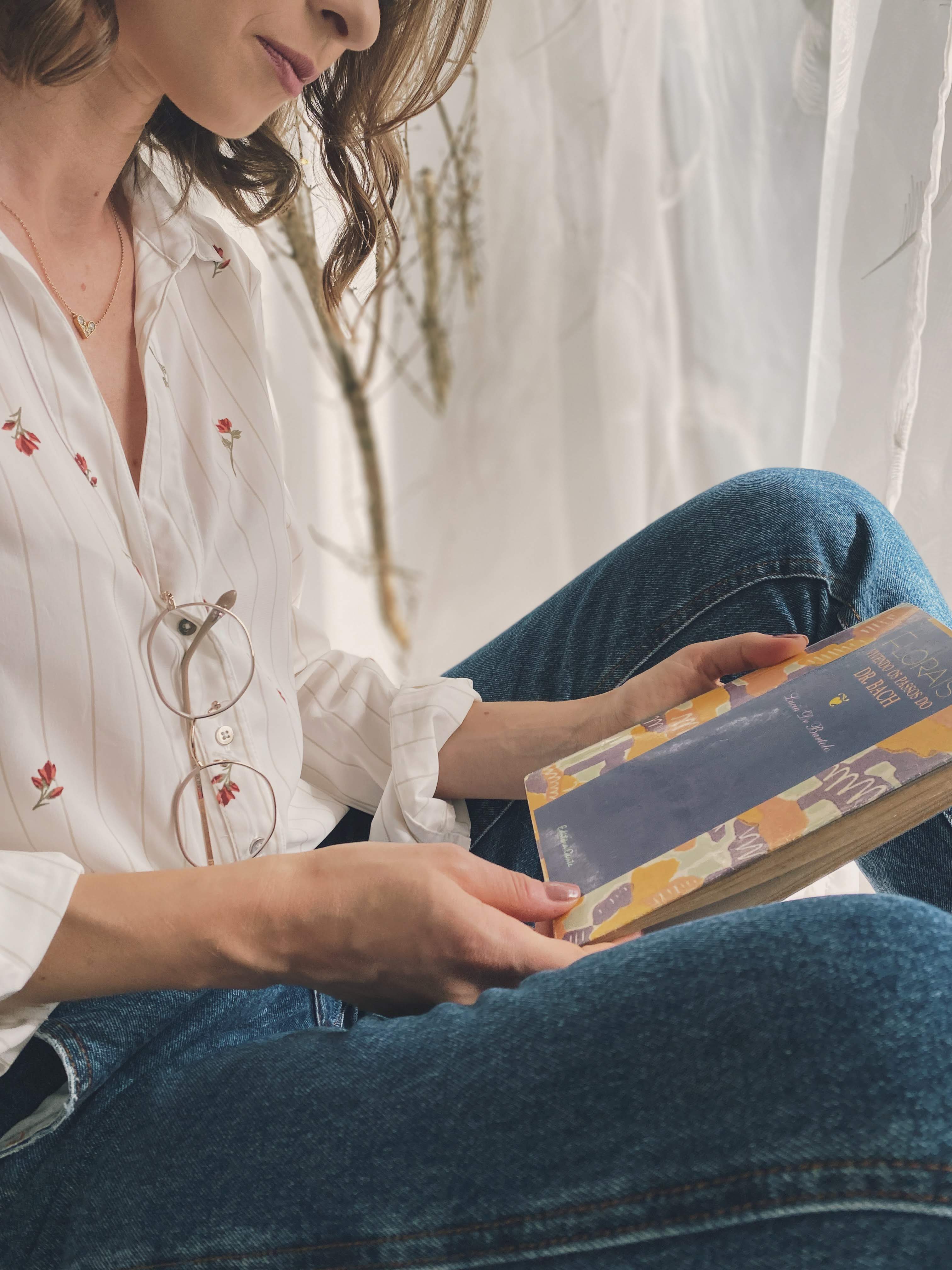 Kaethe Hesse estudando um livro sobre os florais do Dr. Bach